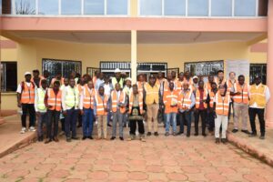 Le jeudi 19 juin 2025, dans le cadre du processus d’Invitation à Manifestation d’Intérêt International (IMII), M.E.C SA a convié les candidats à une visite de site conjointe, suivie d’une séance d’information. Cette visite avait pour objectif de permettre aux candidats de prendre connaissance du site en vue de la préparation et du dépôt de leur dossier de candidature. Il convient de préciser que cette visite n’était pas obligatoire. La visite a été organisée en 3 étapes ainsi qu’il suit : Etape1 : Accueil des participants à la Mairie de Mbandjock, enregistrement, point santé/sécurité puis consignes pratiques pour la visite. Etape2 : Visite proprement au site, à la zone d’appui du barrage en rive gauche, puis échanges sur place Etape3 : Séance d’information générale à la Mairie de Mbandjock.