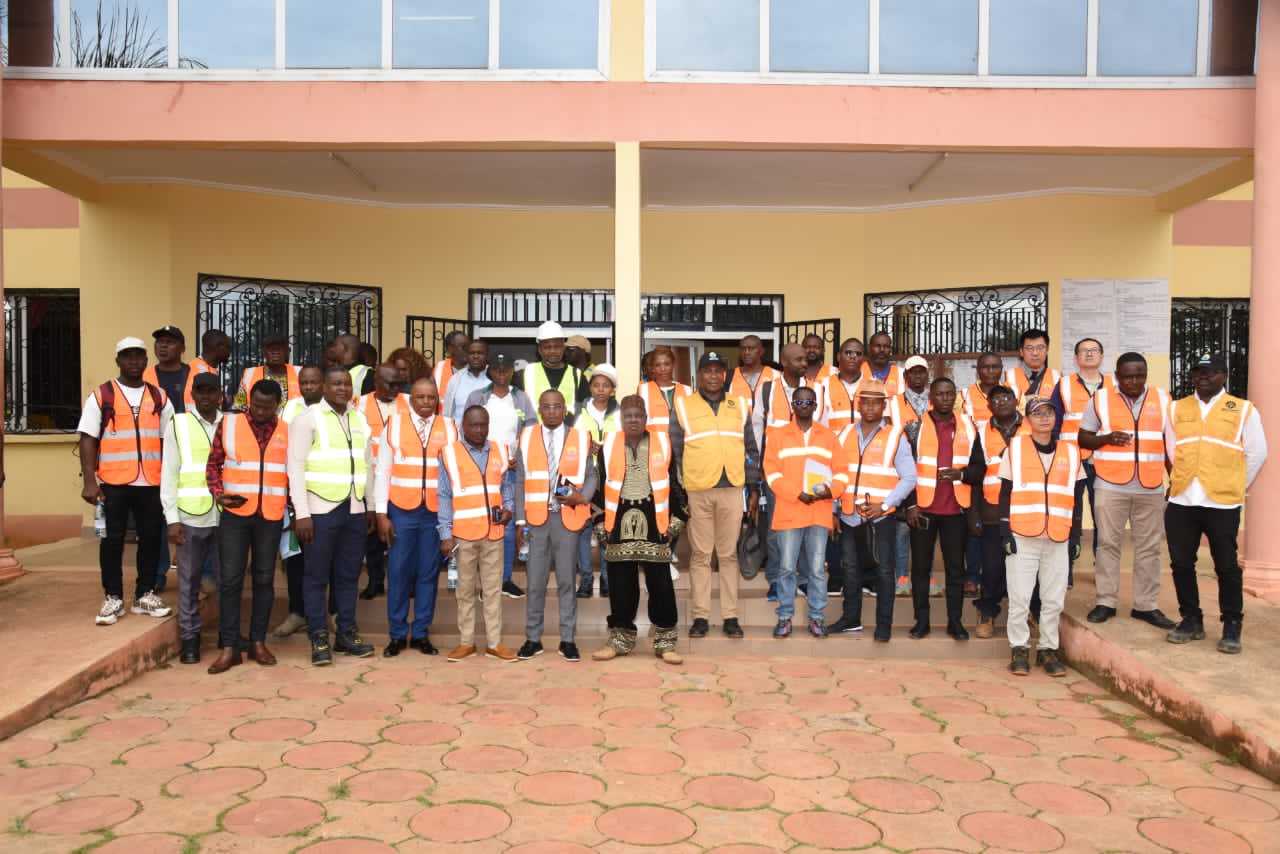 Le jeudi 19 juin 2025, dans le cadre du processus d’Invitation à Manifestation d’Intérêt International (IMII), M.E.C SA a convié les candidats à une visite de site conjointe, suivie d’une séance d’information. Cette visite avait pour objectif de permettre aux candidats de prendre connaissance du site en vue de la préparation et du dépôt de leur dossier de candidature. Il convient de préciser que cette visite n’était pas obligatoire. La visite a été organisée en 3 étapes ainsi qu’il suit : Etape1 : Accueil des participants à la Mairie de Mbandjock, enregistrement, point santé/sécurité puis consignes pratiques pour la visite. Etape2 : Visite proprement au site, à la zone d’appui du barrage en rive gauche, puis échanges sur place Etape3 : Séance d’information générale à la Mairie de Mbandjock.